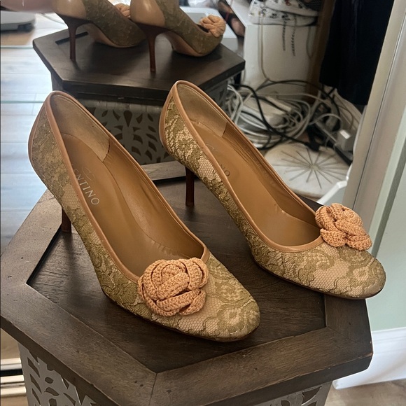 🛑 1 hour sale. Valentino Garavani, size 9.5, Tan Lace Heels w/ crochet Flower - Picture 7 of 13